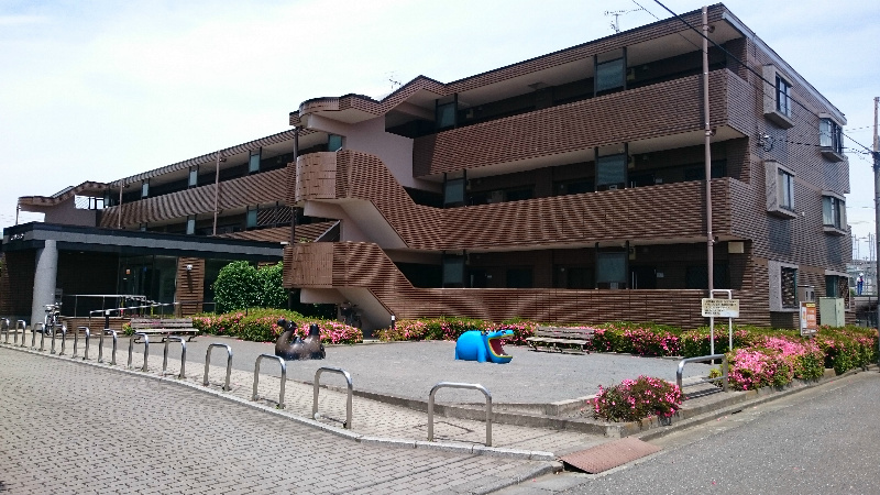 外観写真です。成城学園前中央改札から北へ13分の住宅街です。