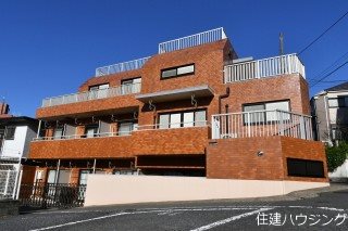 高台にある日当たりの良い低層マンションです。