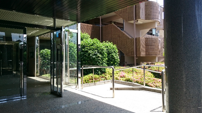高級感ある分譲マンションのようなエントランスの建物です。