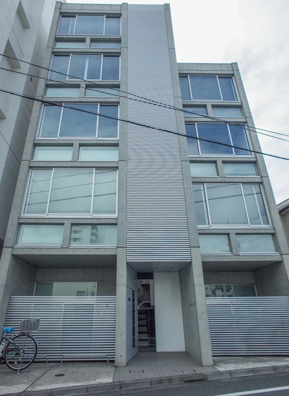 大きな窓が特徴的。ソリッドな外観。