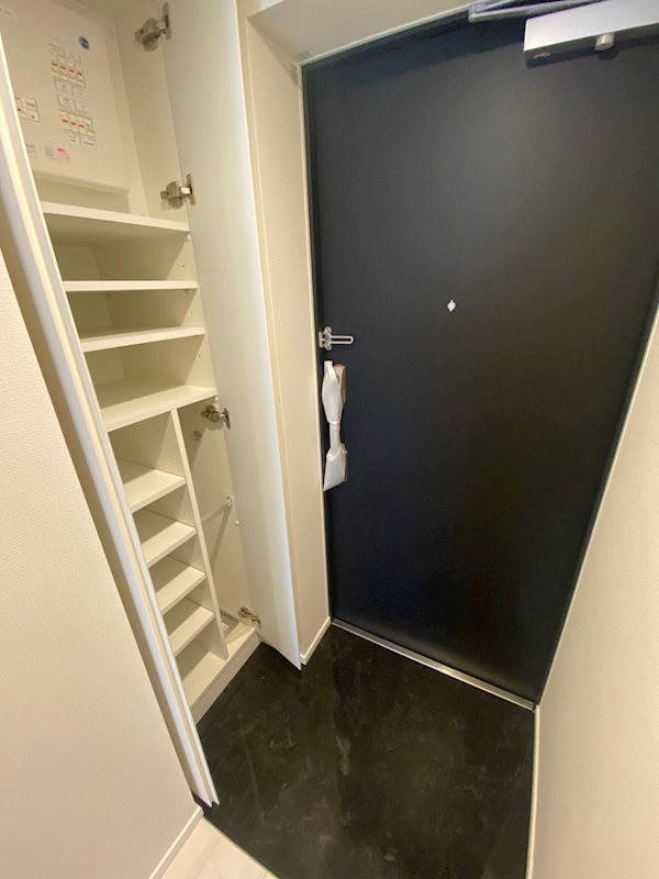 メイクス若松河田 玄関