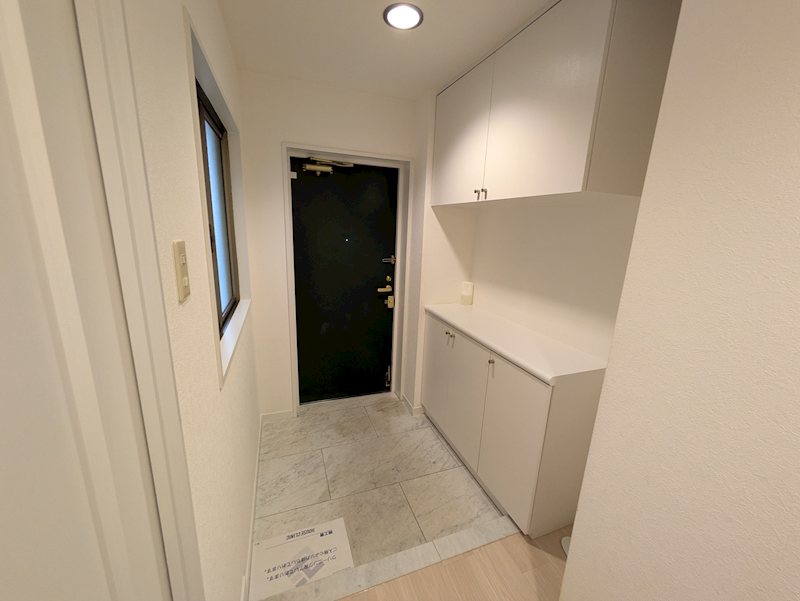 ラスターハウス 玄関