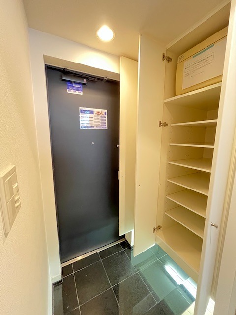 レジディア市ヶ谷 玄関
