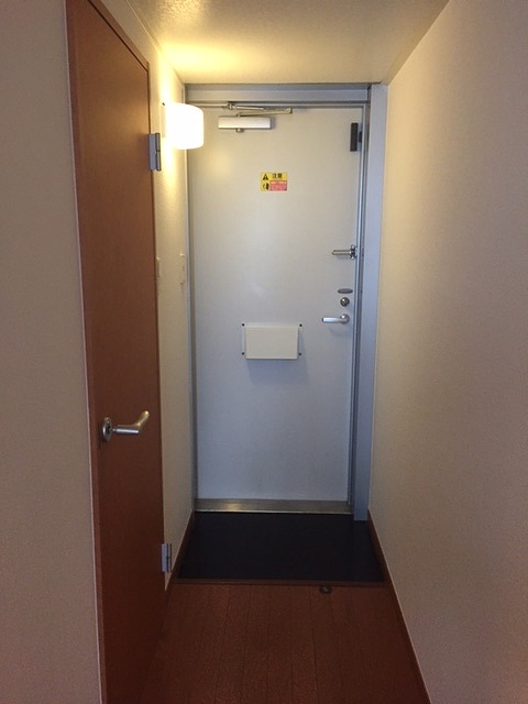 レオパレスアキユマーサ 玄関