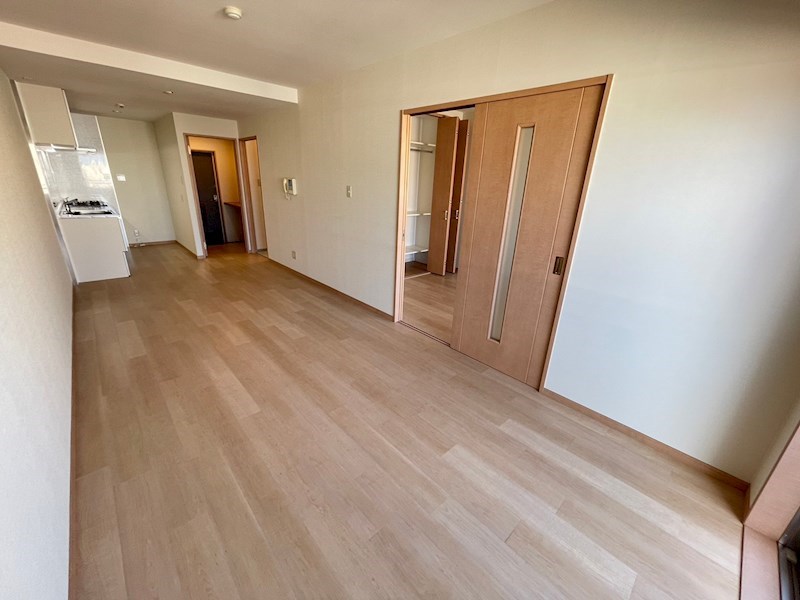 with creature リビング