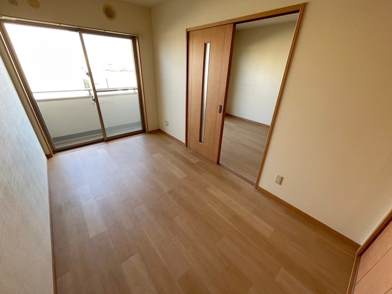 with creature ベッドルーム