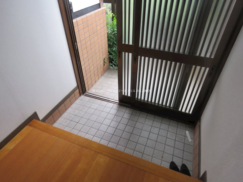 安土町小中貸家 玄関
