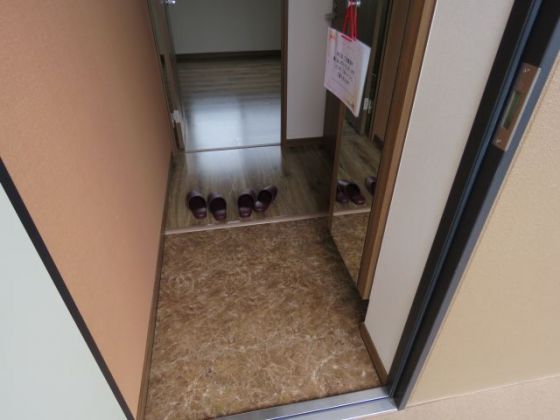 ノイ　オウミ 玄関