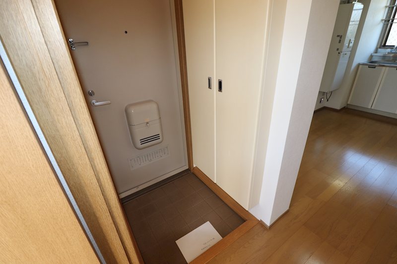 パレス守山 玄関
