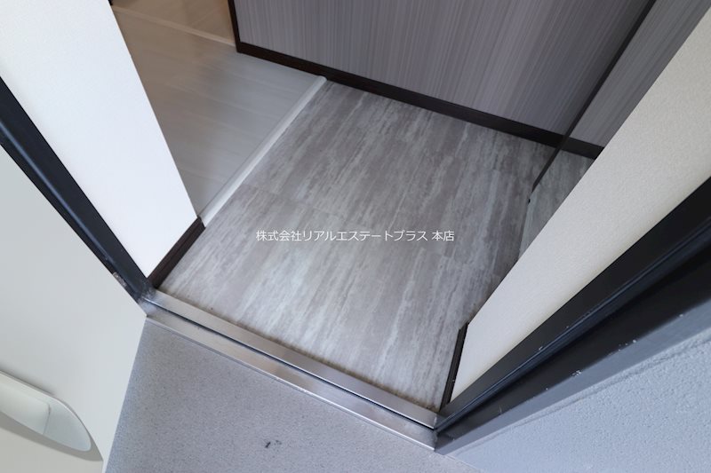 アスルーニ 玄関