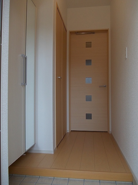 プラシード沖野 玄関