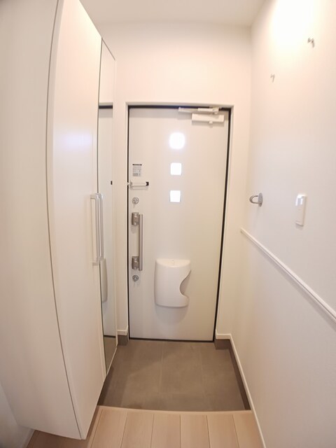 ウォーク，ドント　ラン 玄関