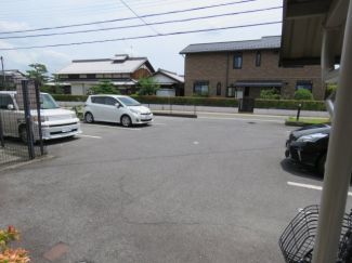 エトワールS 駐車場