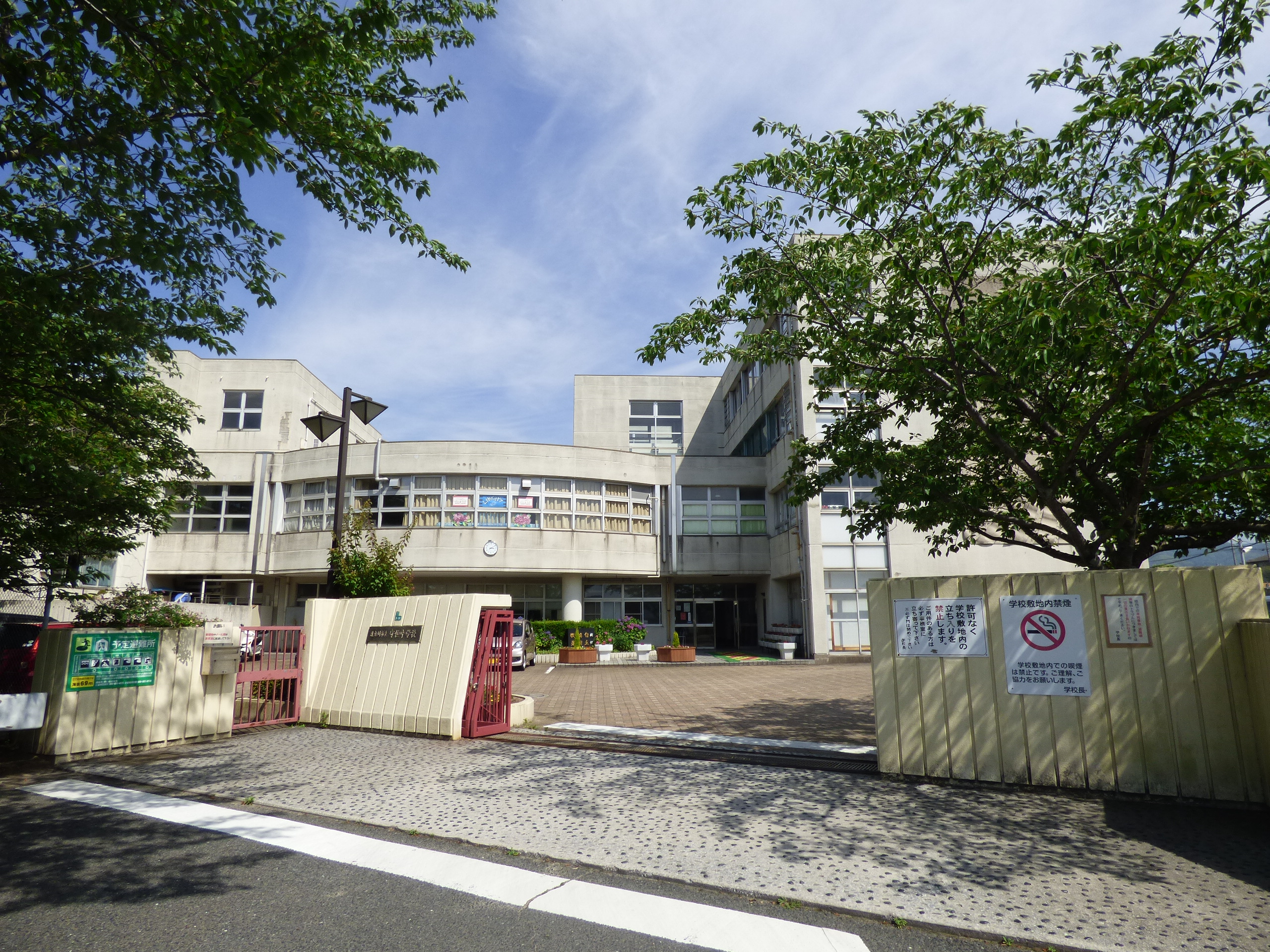 日の出町1丁目戸建 中学校