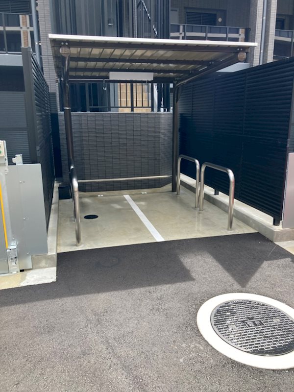 リビオ西新二丁目 駐車場