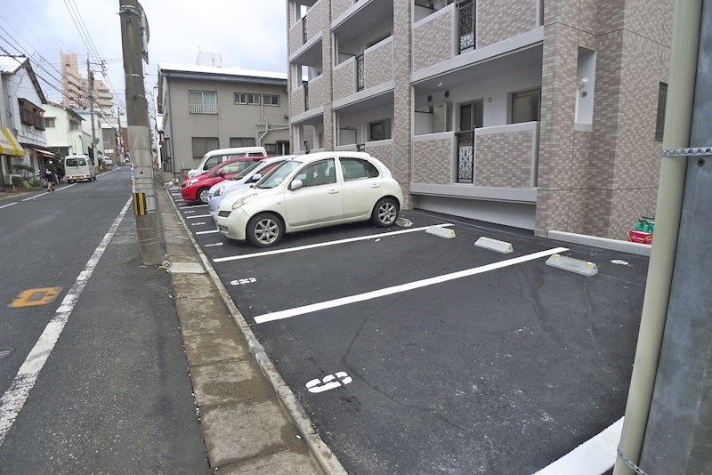 ルネス枝光 駐車場