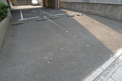 ガーデンホームズ茶屋町 駐車場