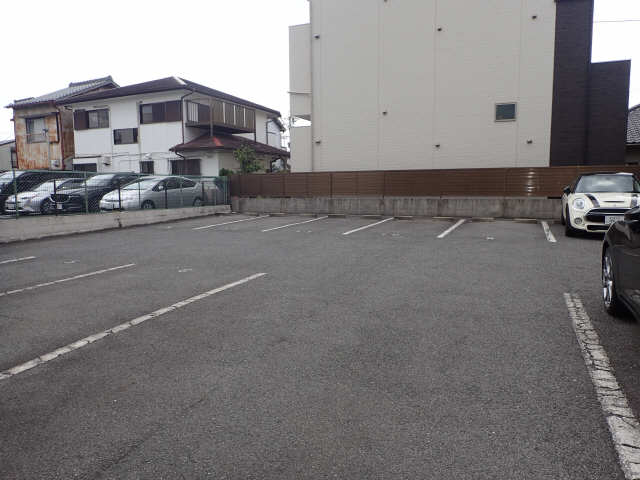エクセルフジタ 駐車場