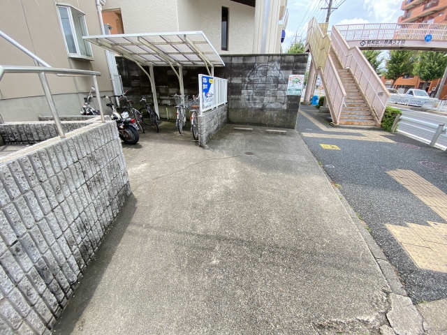プチメゾン川原 駐車場