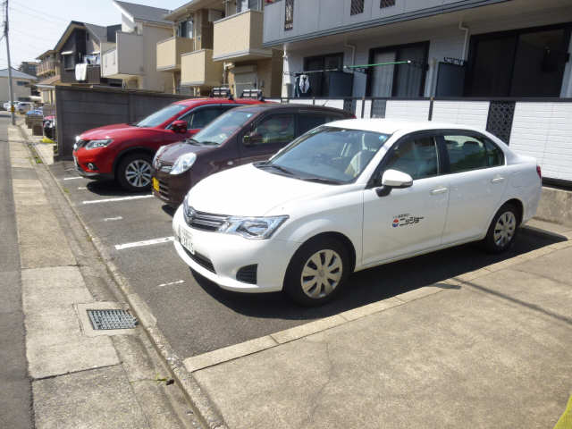 リフェール川名 駐車場
