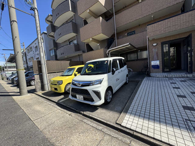 クリスタルコート川名 駐車場