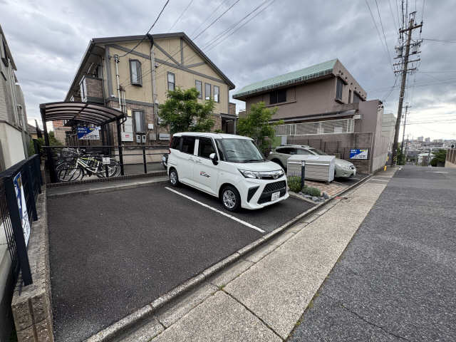 メゾン・ラ・ポール神村 駐車場