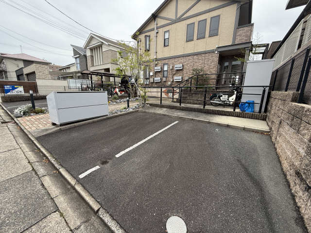 メゾン・ラ・ポール神村 駐車場