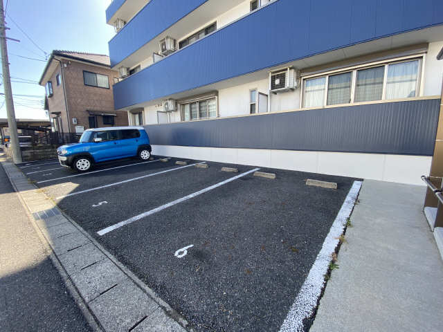 メゾンドアミ 駐車場