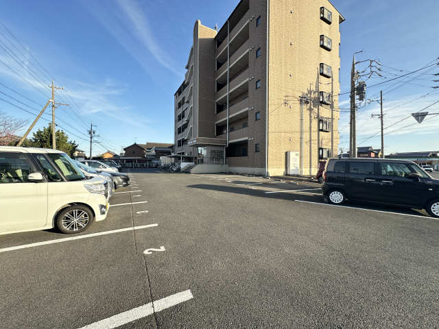アヴェニューコート栗真Ｂ棟 駐車場