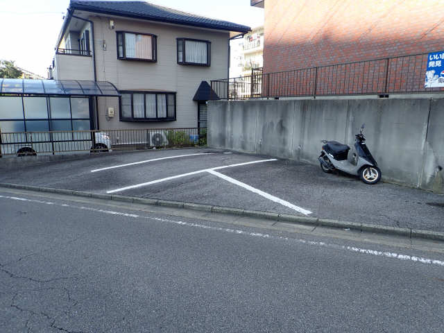 エレガンスＳＡＷＡＤＡ 駐車場