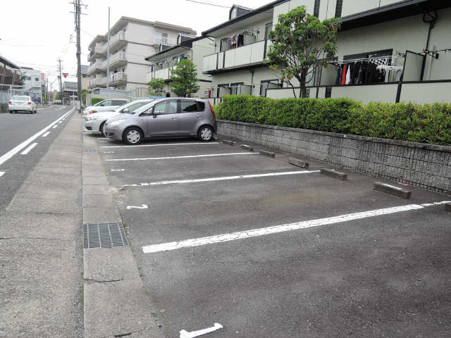 ジュネストーコー 駐車場