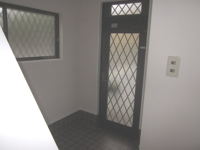 安行原貸家 玄関