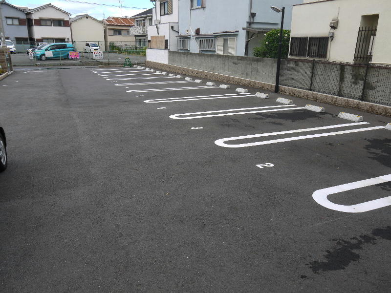 フェリーチェ佐治 駐車場
