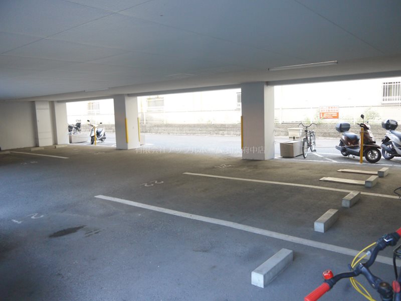 リヴェールド和泉 駐車場