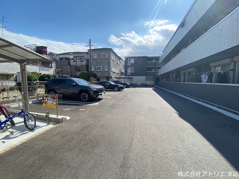 Casa Serena（カーザ　セレーナ）A棟 駐車場