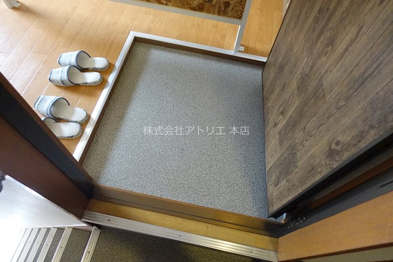 ジネイズ高井田 玄関