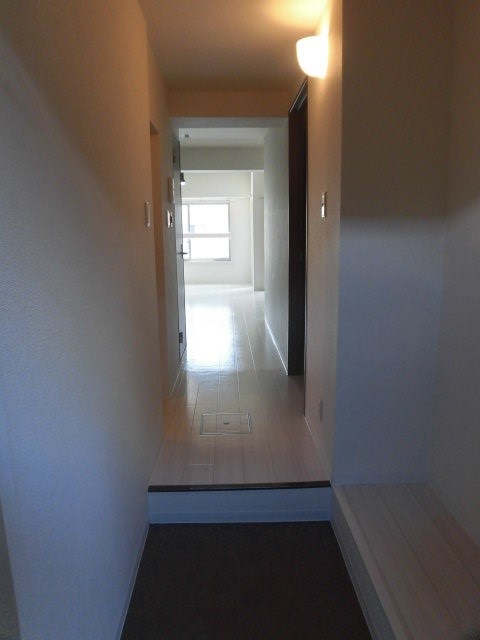 ウインズコート高井田 玄関