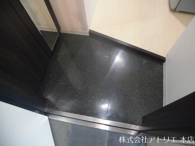 エヌエムトラントシス 玄関