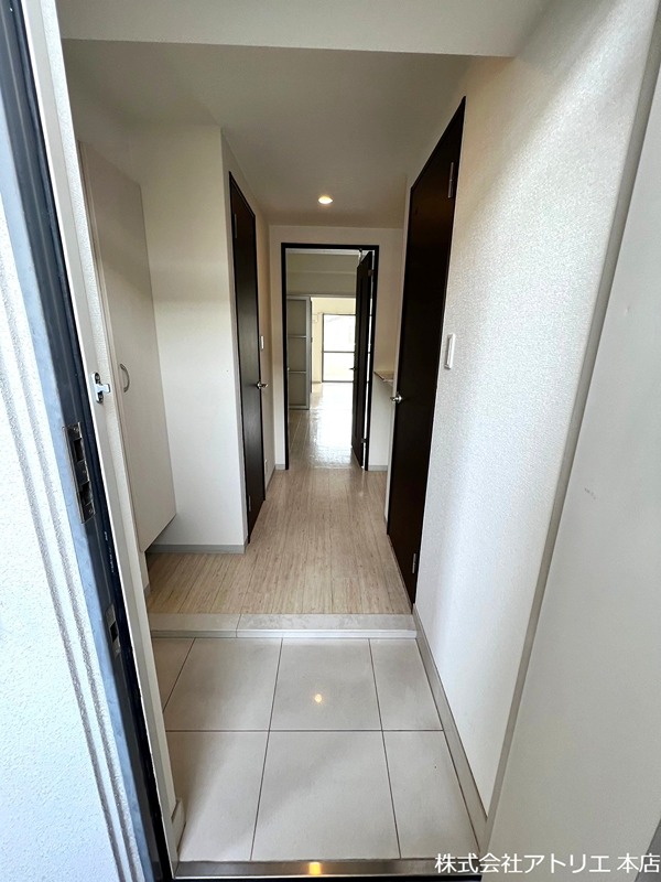 アールパンション高井田 玄関