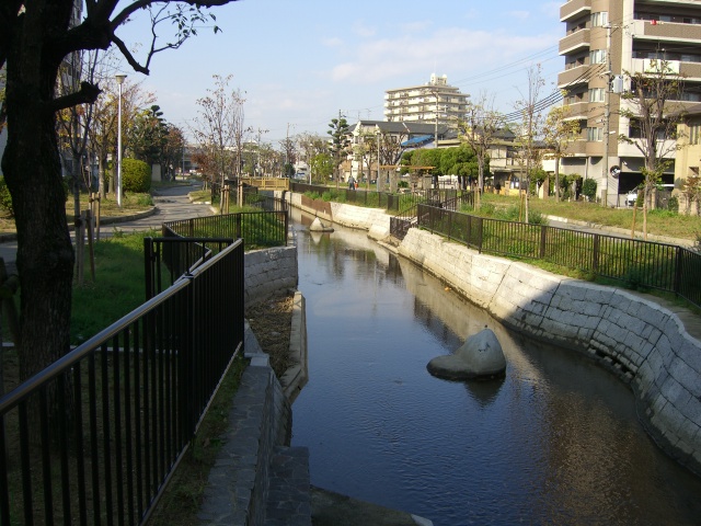 エイチ・ツーオー高井田ビル 公園