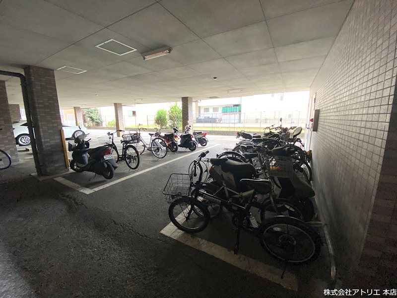 EAST　RESIDENCE　NAGATA 駐車場