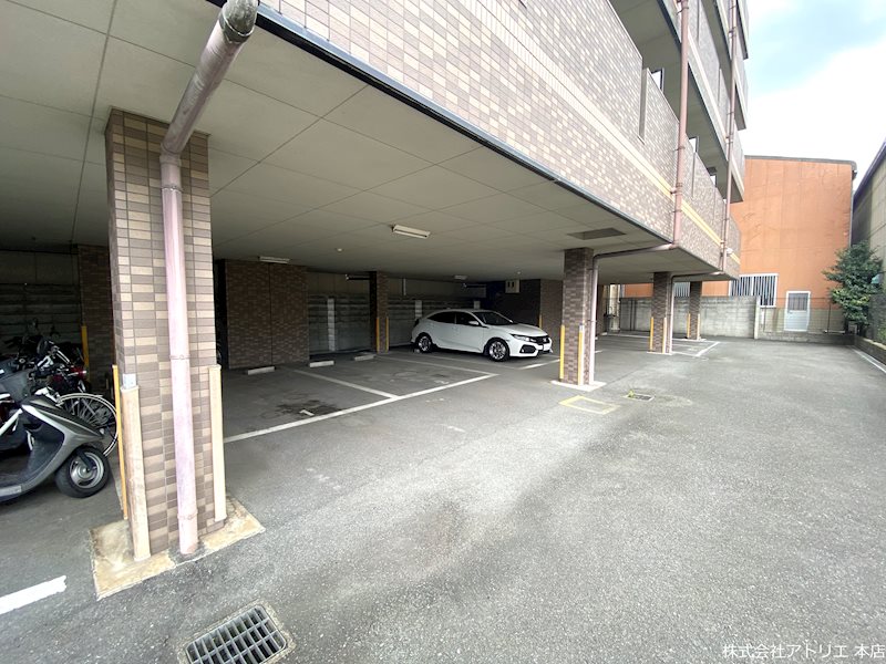 EAST　RESIDENCE　NAGATA 駐車場