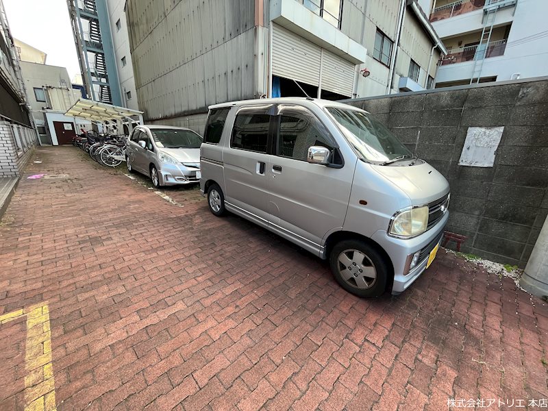 エイチ・ツー・オー高井田Ⅱビル 駐車場
