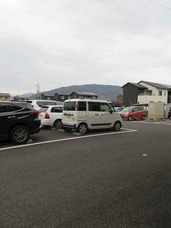 ウィステリア 駐車場