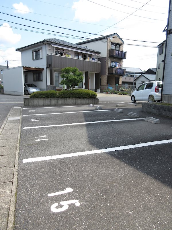 アヴェニール幸 駐車場