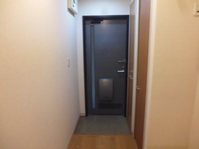 カマル・バスネ 玄関