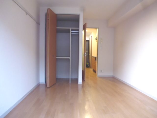 カマル・バスネ リビング