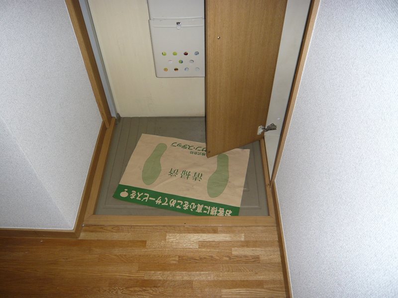 ピースカーサF 玄関