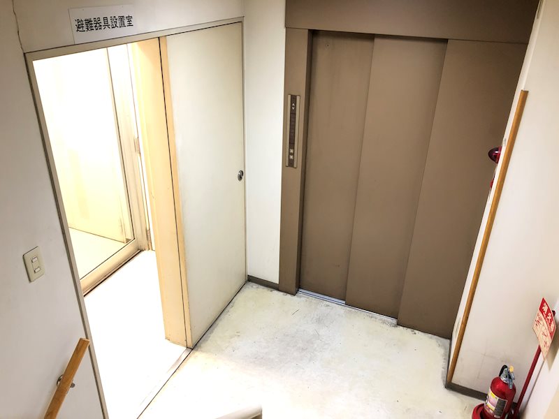 リッツ駅前ビル 玄関