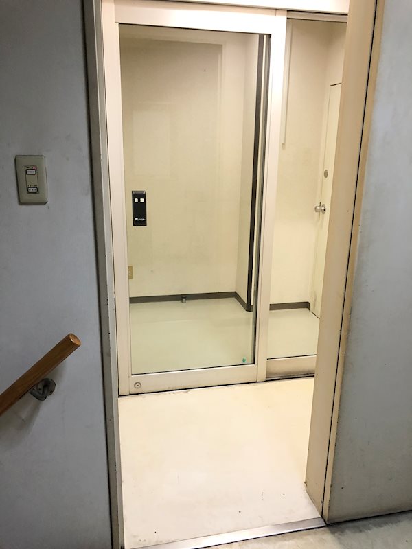 リッツ駅前ビル 玄関